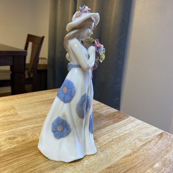 Mallorca Porcelain Figurine - Young Lady Holding Bouquet of Flowers - Picture 6 of 16